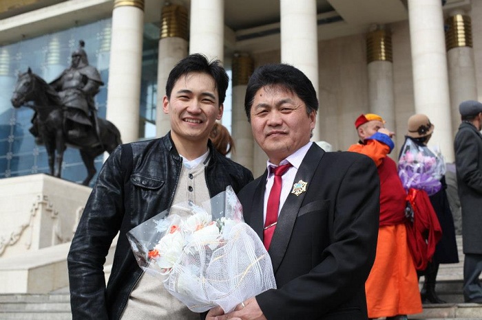 Аавтайгаа хамт кино урлагт зүтгэж яваа залуу жүжигчин Б.Анхбаярын зургийн цомгоос